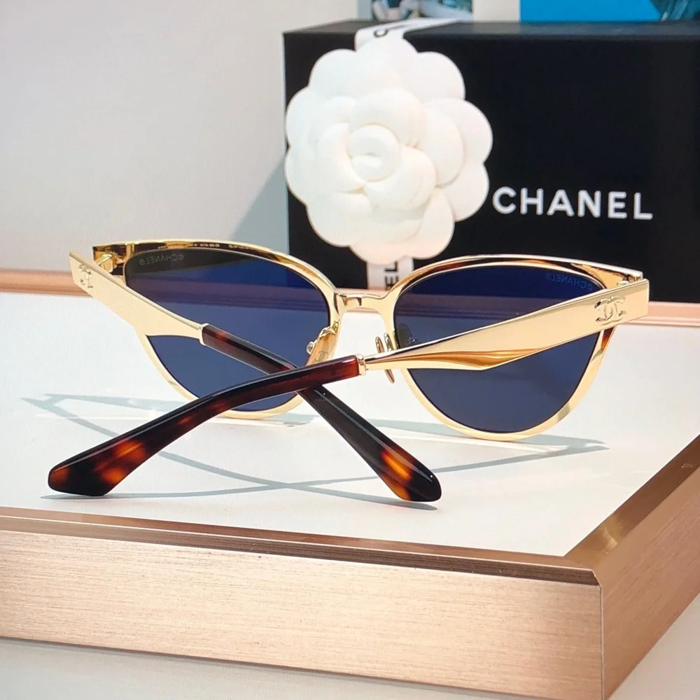 💕AUTH💕 CHANEL Gold Cat-Eye Sunglasses with Dark Lenses
